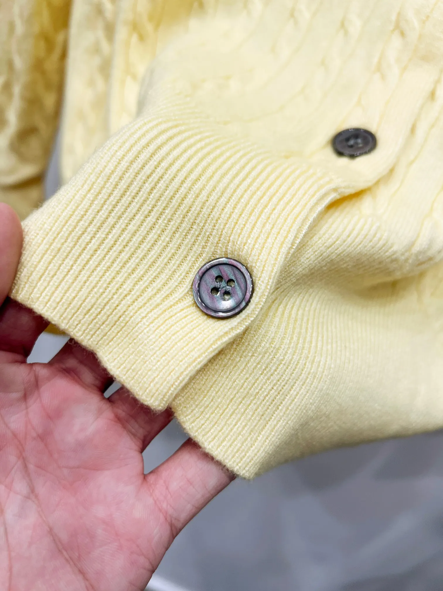 P180 Style number: (Q058) Ralph Lauren classic round neck solid color pony embroidered logo knitted cardigan long sleeves Ralph Lauren classic basic versatile twist knitted cardigan long sleeves Main supply platform live broadcast Wholesale entities Replenish when out of stock Not removed from the shelves Quality 1:1 version Complete three labels Correct version of pony logo Imported quality cotton yarn Focus on high-end Cost-effective Good quality Needless to say Zhao Lusi's same style is really amazing. It's so sweet. I'm so pretty. This cardigan is really good-looking. The upper body is simple and easy to wear. It's a must-have for goddess ootd. Good-looking clothes are never picky. A must-have in the wardrobe of goddesses. Size: S-XL. Color: black, apricot, gray, navy blue, red, white.
